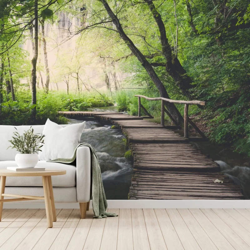 Fototapeta spokojna drewniana kładka w zielonym lesie – Wallissimo® Fototapeta spokojna drewniana kładka w zielonym lesie – Wallissimo®