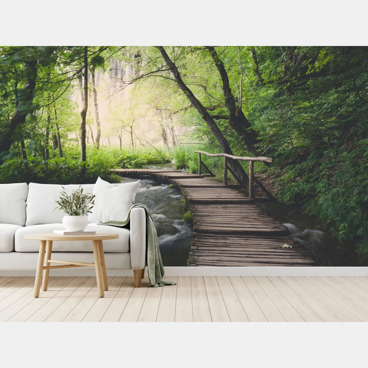 Fototapeta spokojna drewniana kładka w zielonym lesie – Wallissimo® Fototapeta spokojna drewniana kładka w zielonym lesie – Wallissimo®