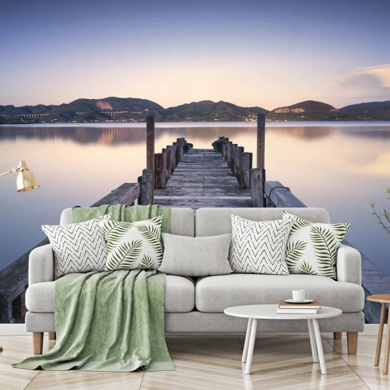 Fototapeta drewniany pomost nad jeziorem Versilia Massaciuccoli – Wallissimo® Fototapeta drewniany pomost nad jeziorem Versilia Massaciuccoli – Wallissimo®