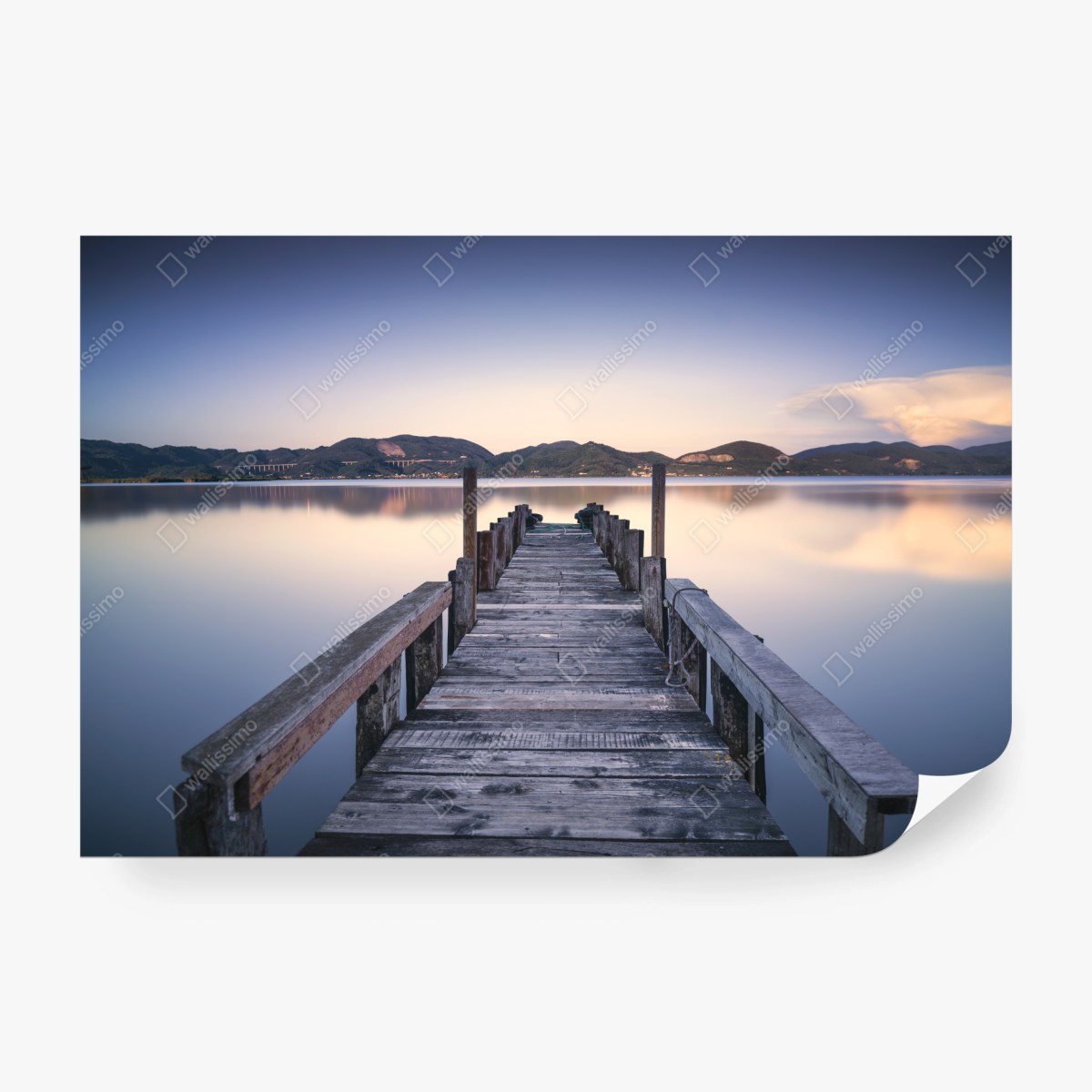 Fototapeta drewniany pomost nad jeziorem Versilia Massaciuccoli – Wallissimo® Fototapeta drewniany pomost nad jeziorem Versilia Massaciuccoli – Wallissimo®