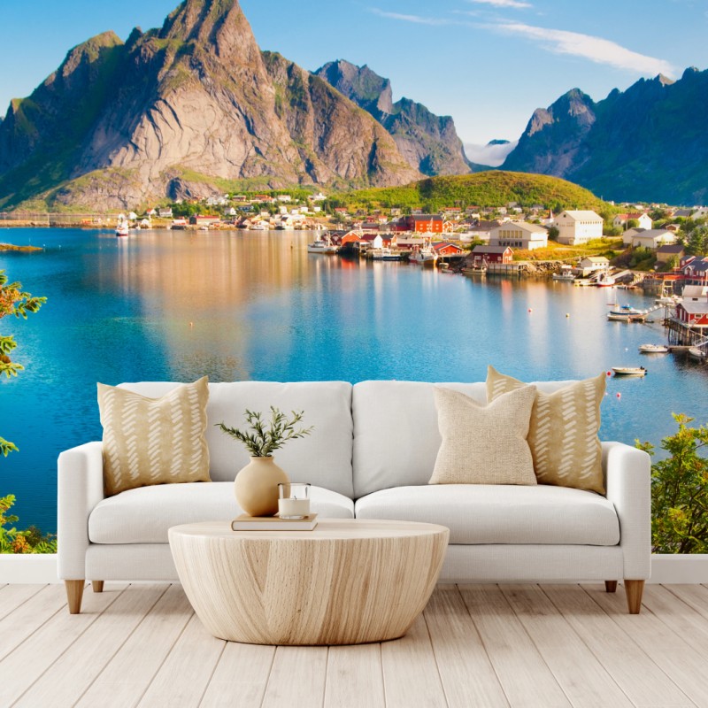 Fototapeta malowniczy fiord z górską wioską i odbiciami – Wallissimo® Fototapeta malowniczy fiord z górską wioską i odbiciami – Wallissimo®