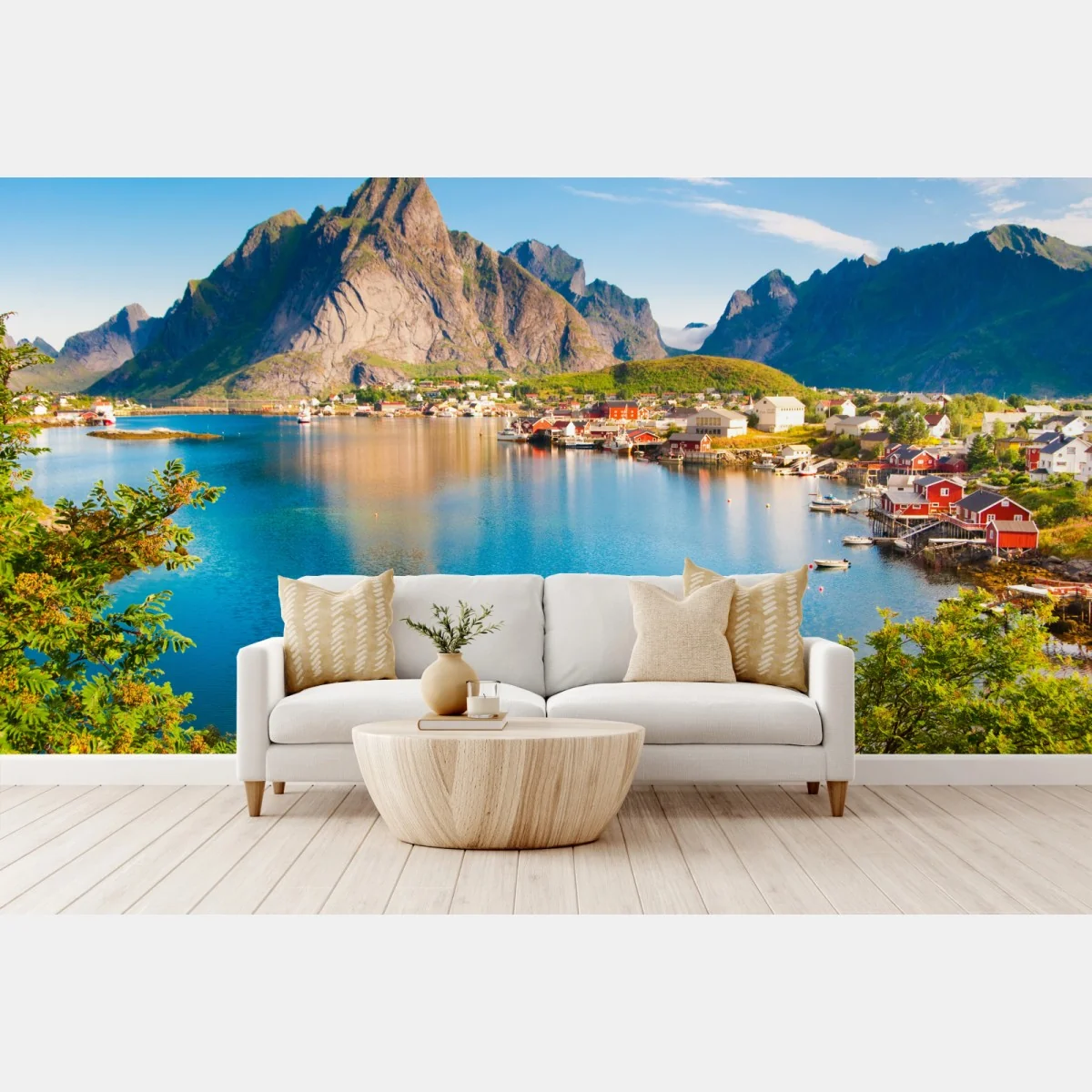 Fototapeta malowniczy fiord z górską wioską i odbiciami – Wallissimo® Fototapeta malowniczy fiord z górską wioską i odbiciami – Wallissimo®