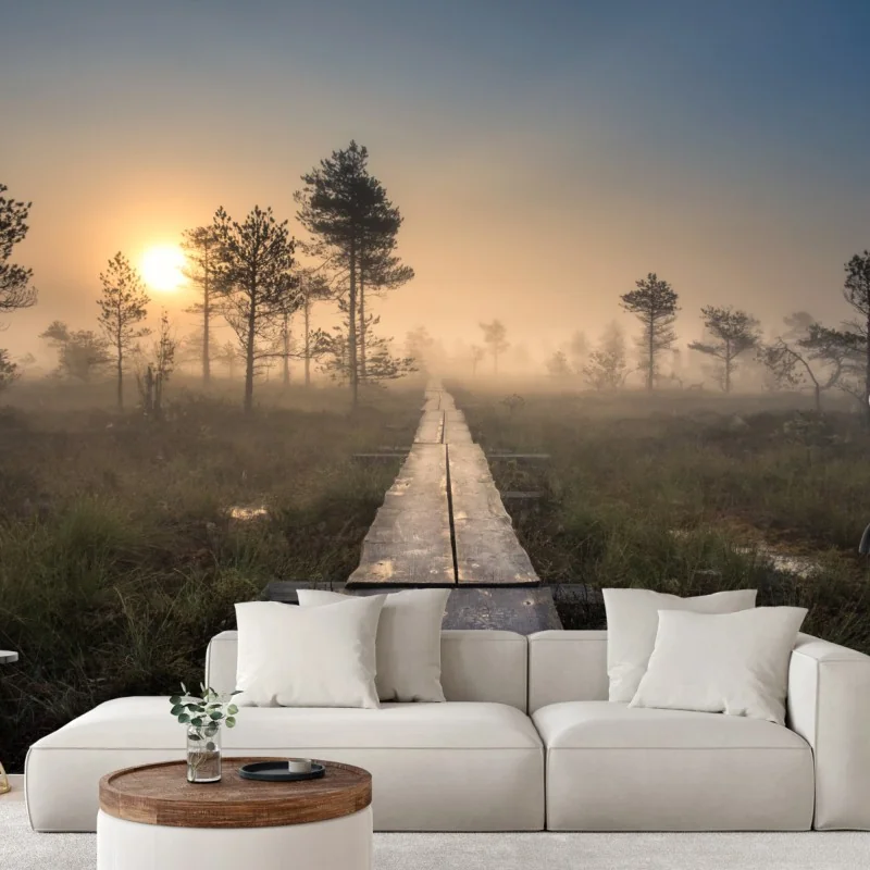 Fototapeta mglisty wschód słońca nad drewnianą kładką – Wallissimo® Fototapeta mglisty wschód słońca nad drewnianą kładką – Wallissimo®