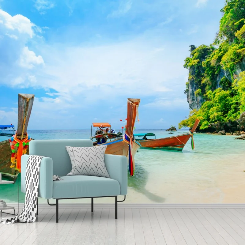 Fototapeta łodzie longtail na turkusowej plaży w Phuket – Wallissimo® Fototapeta łodzie longtail na turkusowej plaży w Phuket – Wallissimo®