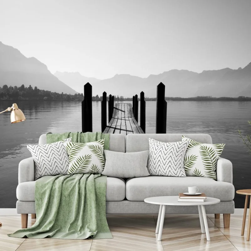 Fototapeta spokojny pomost nad jeziorem w czerni i bieli – Wallissimo® Fototapeta spokojny pomost nad jeziorem w czerni i bieli – Wallissimo®