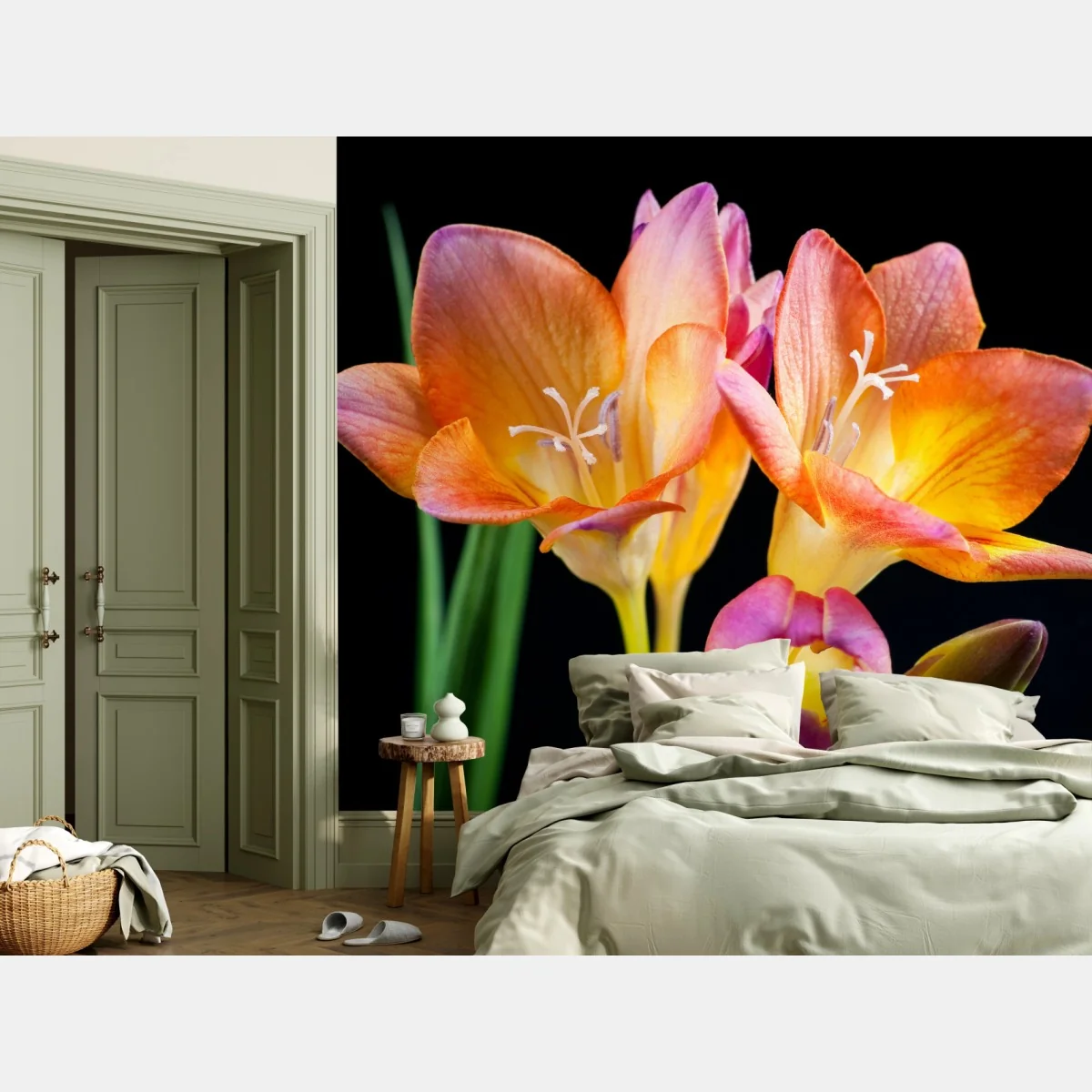 Fototapeta żywe pomarańczowe frezje na czarnym tle – Wallissimo® Fototapeta żywe pomarańczowe frezje na czarnym tle – Wallissimo®