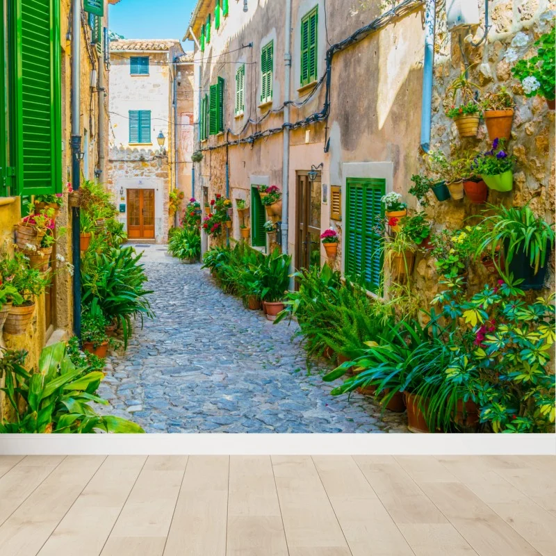 Fototapeta słoneczna uliczka z zielonymi okiennicami – Wallissimo® Fototapeta słoneczna uliczka z zielonymi okiennicami – Wallissimo®
