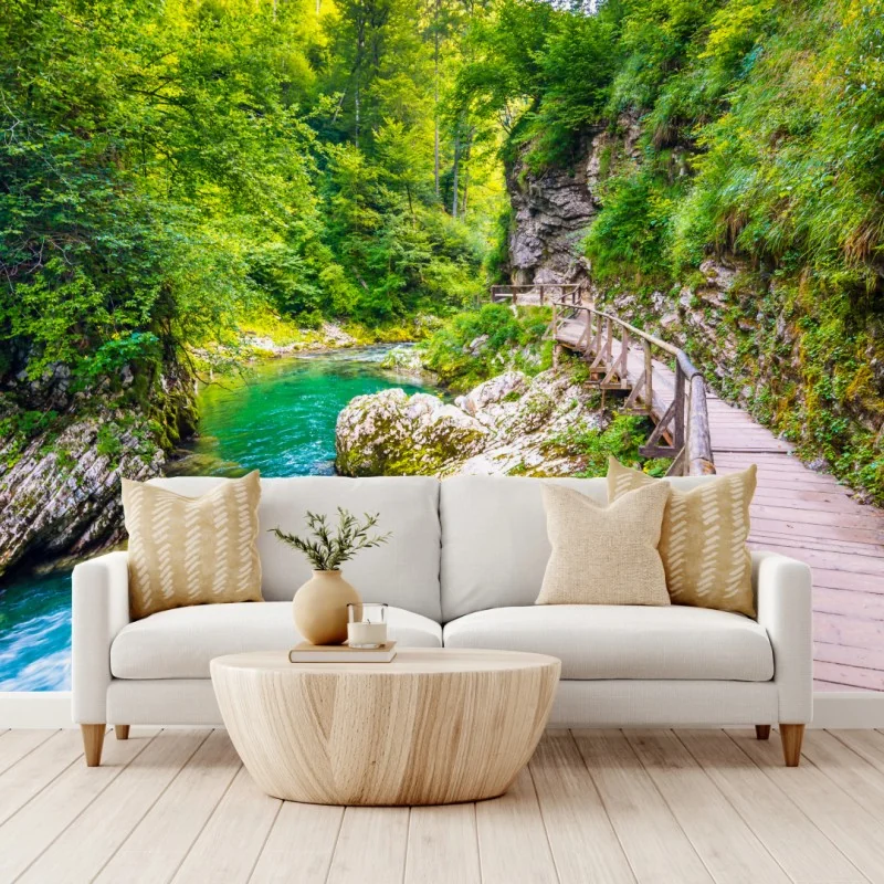 Fototapeta turkusowa rzeka i drewniana ścieżka w lesie – Wallissimo® Fototapeta turkusowa rzeka i drewniana ścieżka w lesie – Wallissimo®