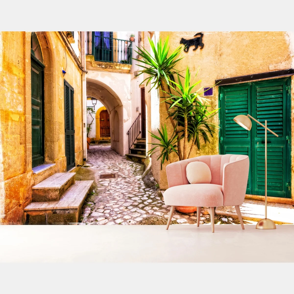 Fototapeta słoneczna śródziemnomorska uliczka z zielonymi okiennicami – Wallissimo® Fototapeta słoneczna śródziemnomorska uliczka z zielonymi okiennicami – Wallissimo®