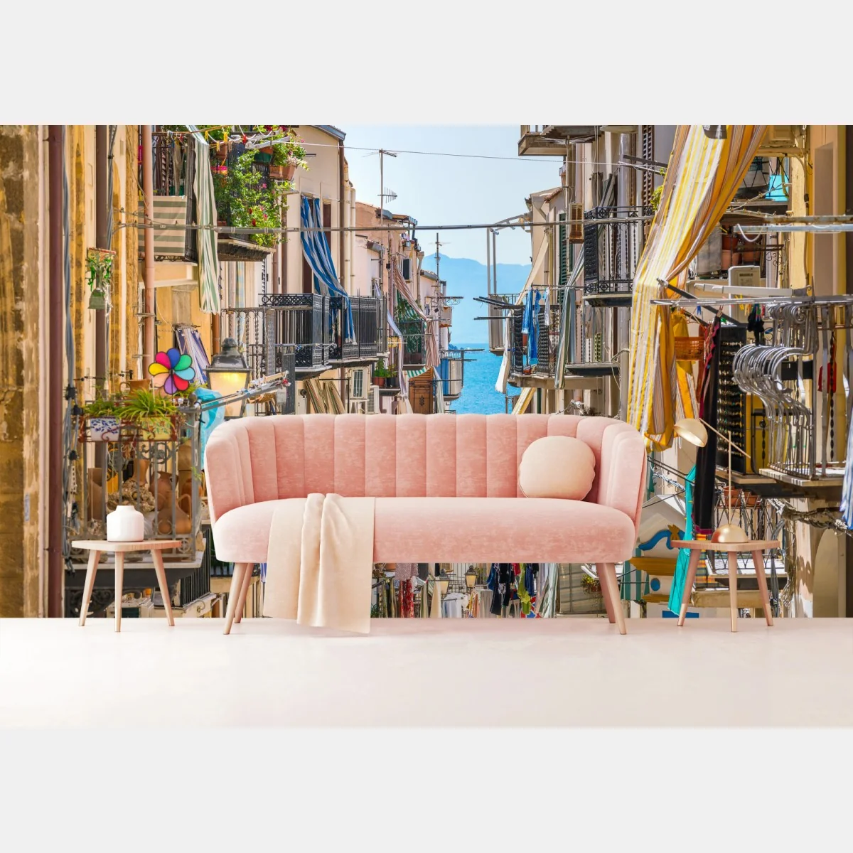 Fototapeta słoneczna uliczka nad morzem z widokiem na zatokę – Wallissimo® Fototapeta słoneczna uliczka nad morzem z widokiem na zatokę – Wallissimo®