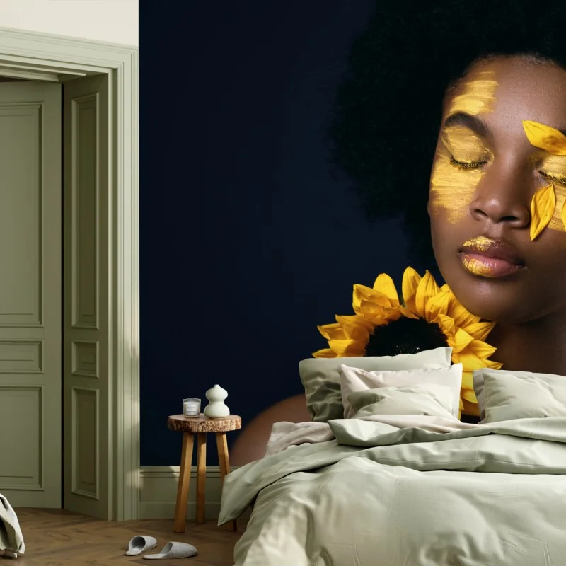 Fototapeta słonecznikowa muza: portret z płatkami słonecznika – Wallissimo® Fototapeta słonecznikowa muza: portret z płatkami słonecznika – Wallissimo®