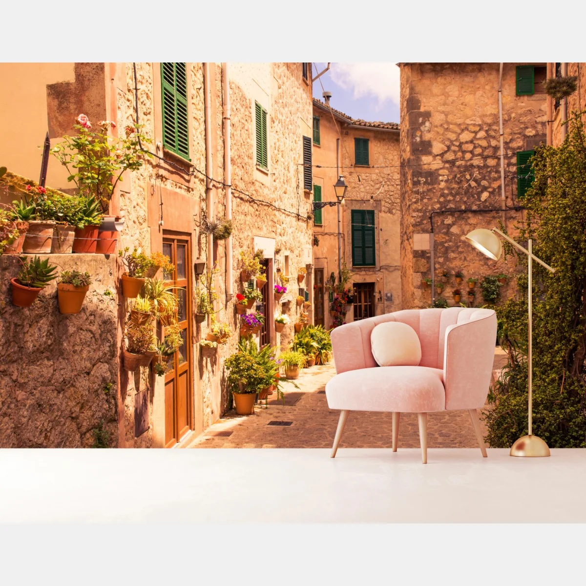 Fototapeta słoneczna uliczka śródziemnomorska z doniczkami – Wallissimo® Fototapeta słoneczna uliczka śródziemnomorska z doniczkami – Wallissimo®