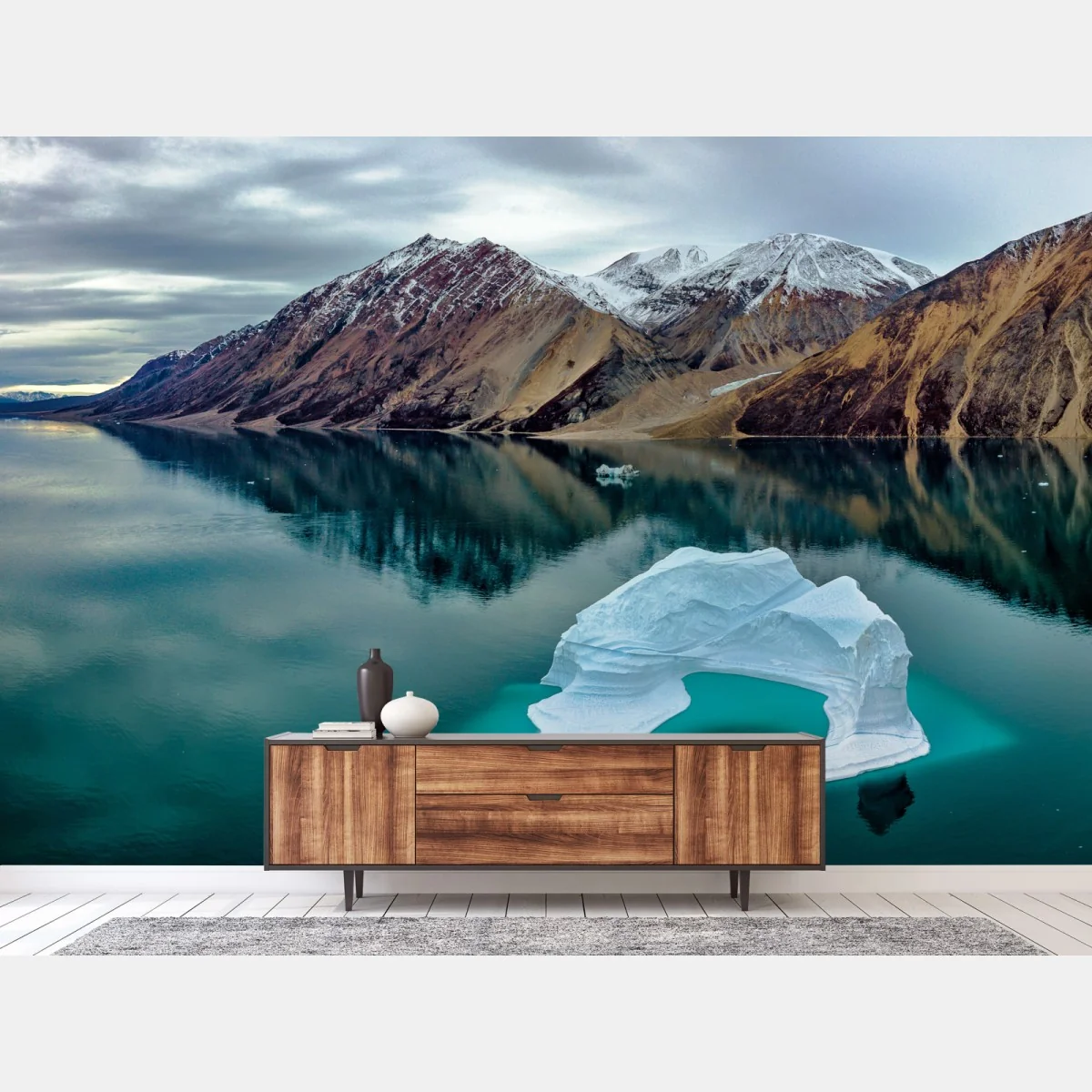 Fototapeta góra lodowa i odbicia gór w turkusowej wodzie – Wallissimo® Fototapeta góra lodowa i odbicia gór w turkusowej wodzie – Wallissimo®