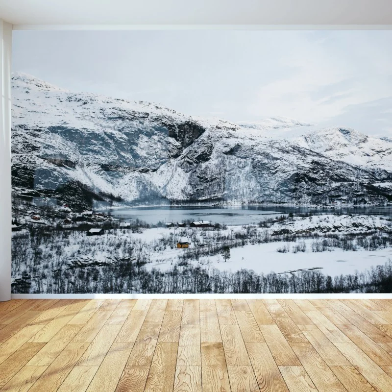 Fototapeta spokojny zimowy pejzaż górski nad zamarzniętym jeziorem – Wallissimo® Fototapeta spokojny zimowy pejzaż górski nad zamarzniętym jeziorem – Wallissimo®