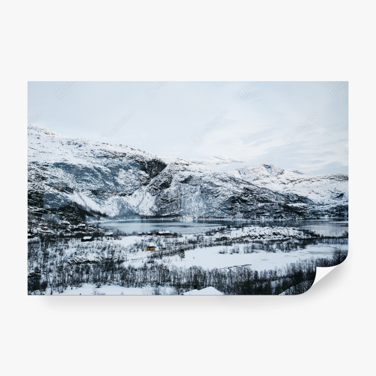 Fototapeta spokojny zimowy pejzaż górski nad zamarzniętym jeziorem – Wallissimo® Fototapeta spokojny zimowy pejzaż górski nad zamarzniętym jeziorem – Wallissimo®