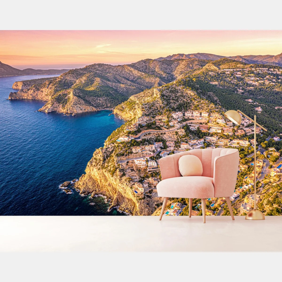 Fototapeta zachód słońca nad klifem i nadmorską wioską – Wallissimo® Fototapeta zachód słońca nad klifem i nadmorską wioską – Wallissimo®