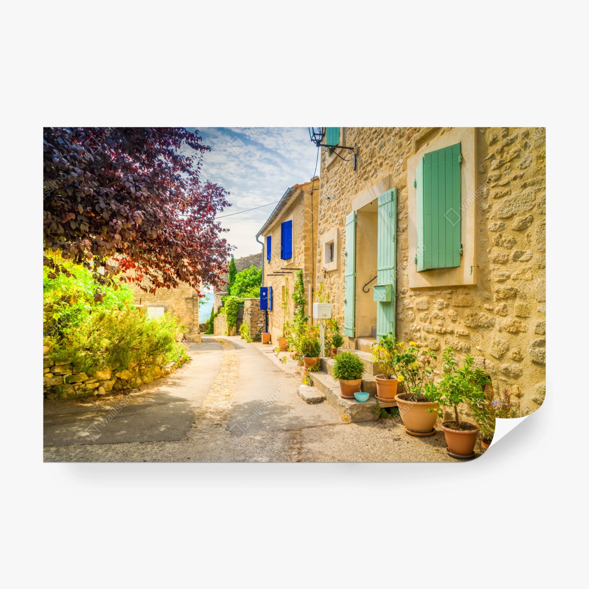 Fototapeta słoneczna uliczka z kamiennymi domami i kolorowymi okiennicami – Wallissimo® Fototapeta słoneczna uliczka z kamiennymi domami i kolorowymi okiennicami – Wallissimo®