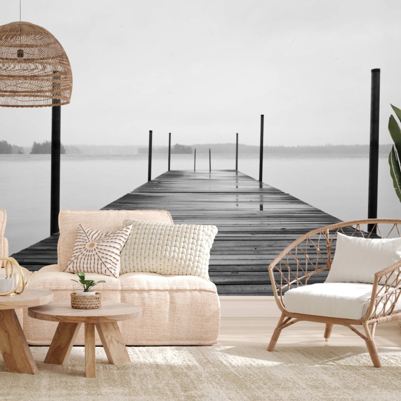 Fototapeta mglisty pomost nad jeziorem w monochromie – Wallissimo® Fototapeta mglisty pomost nad jeziorem w monochromie – Wallissimo®