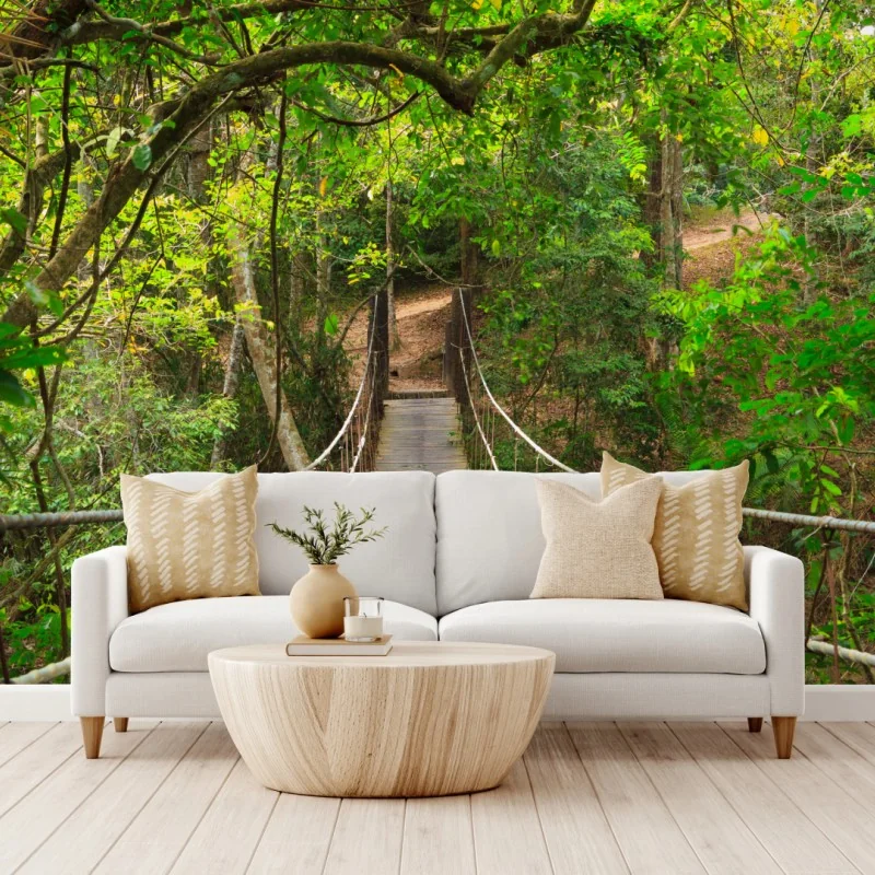 Fototapeta wiszący drewniany most w zielonym lesie – Wallissimo® Fototapeta wiszący drewniany most w zielonym lesie – Wallissimo®