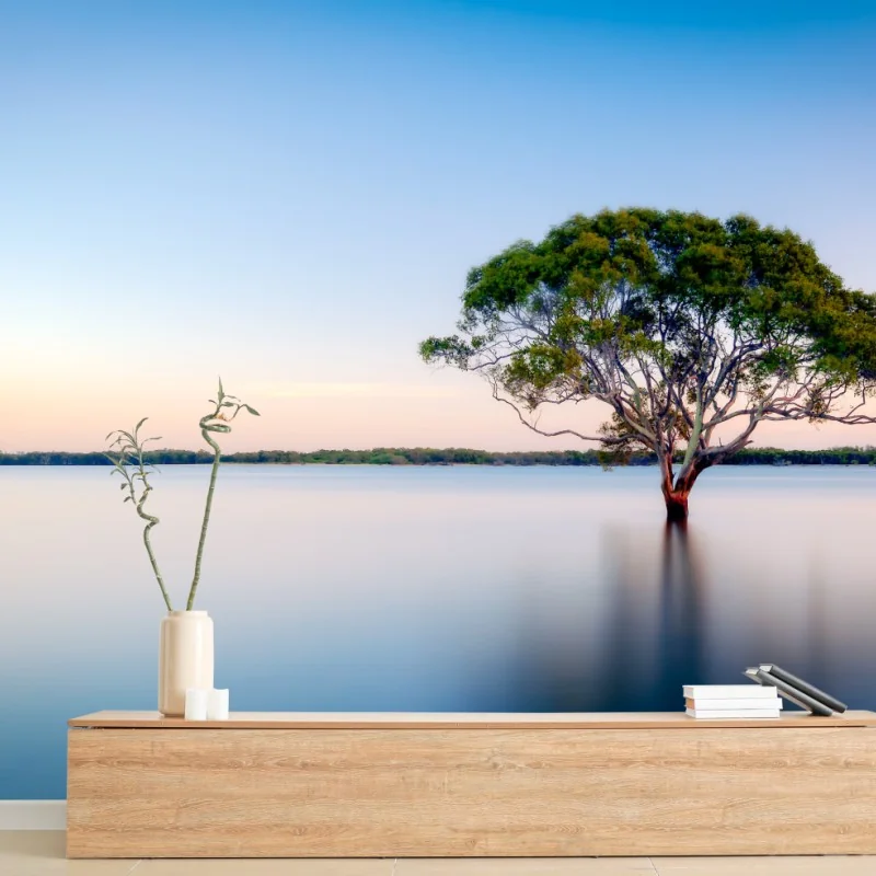 Fototapeta samotne drzewo nad spokojnym jeziorem – Wallissimo® Fototapeta samotne drzewo nad spokojnym jeziorem – Wallissimo®