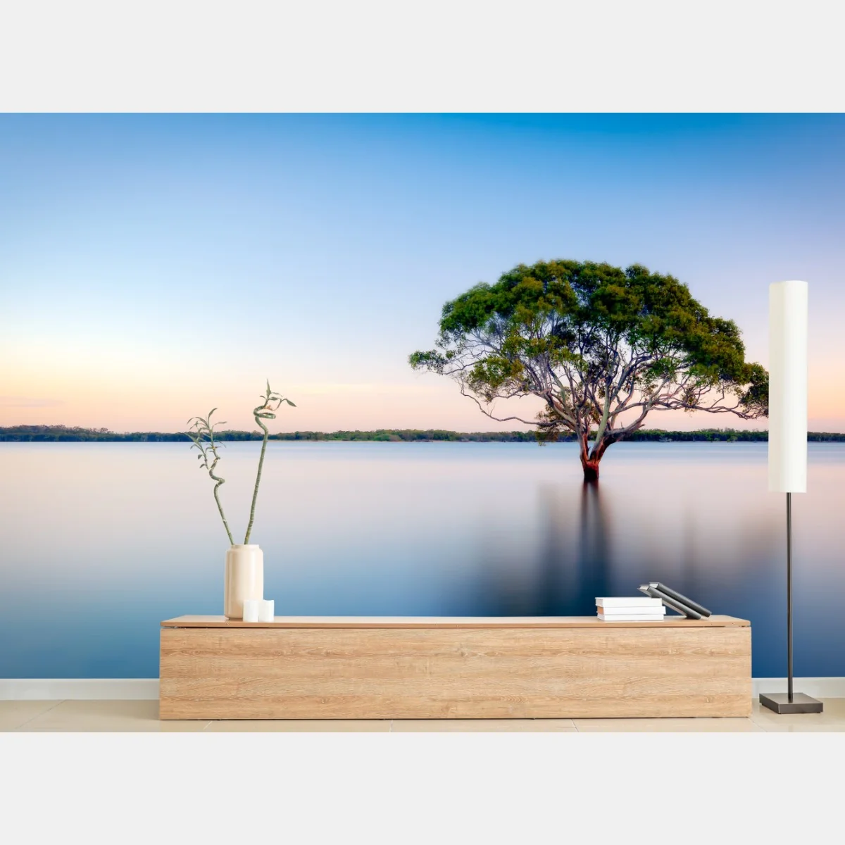 Fototapeta samotne drzewo nad spokojnym jeziorem – Wallissimo® Fototapeta samotne drzewo nad spokojnym jeziorem – Wallissimo®