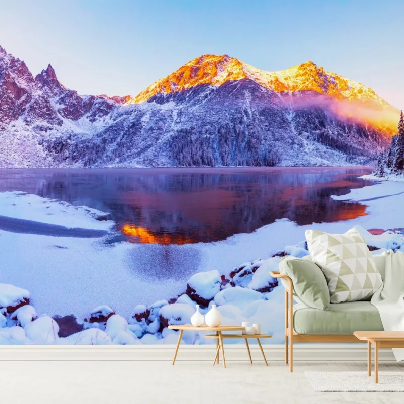 Fototapeta góry skąpane w świetle wschodu nad zamarzniętym jeziorem – Wallissimo® Fototapeta góry skąpane w świetle wschodu nad zamarzniętym jeziorem – Wallissimo®