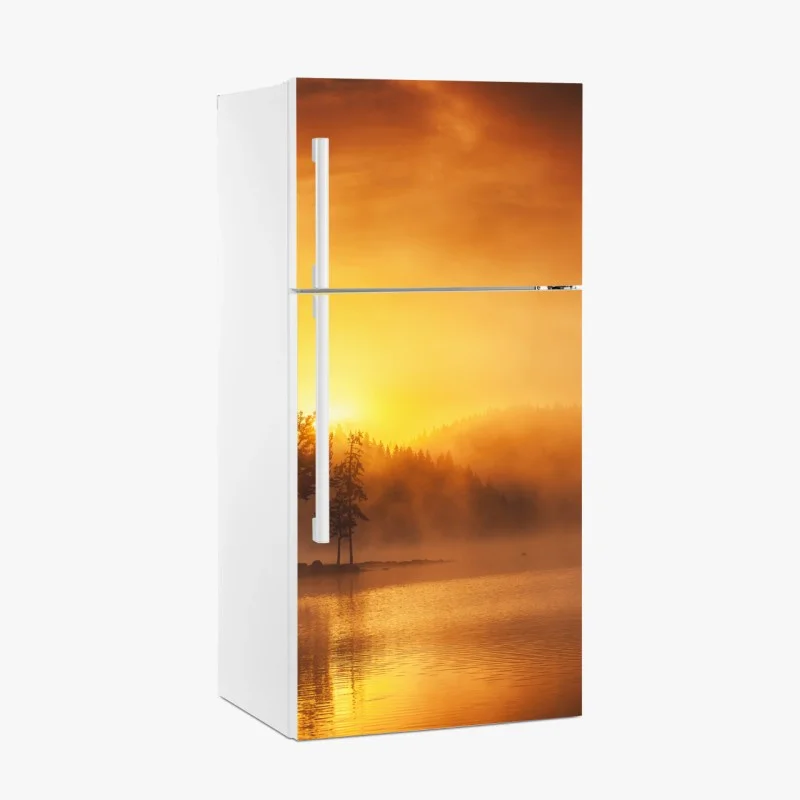 Naklejka na lodówkę złoty wschód słońca nad mglistym jeziorem