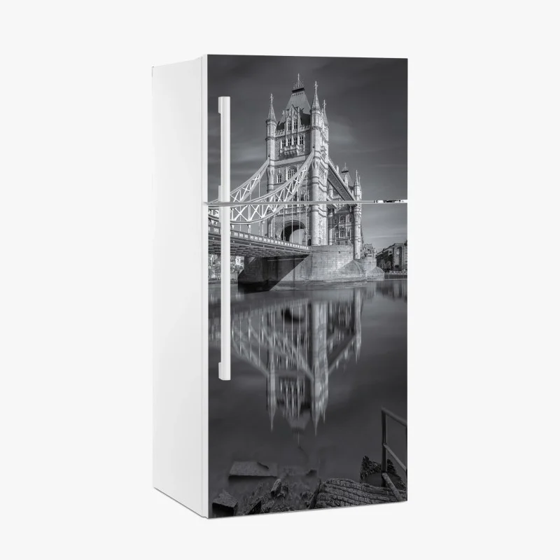Naklejka na lodówkę Tower Bridge odbicie w odcieniach szarości
