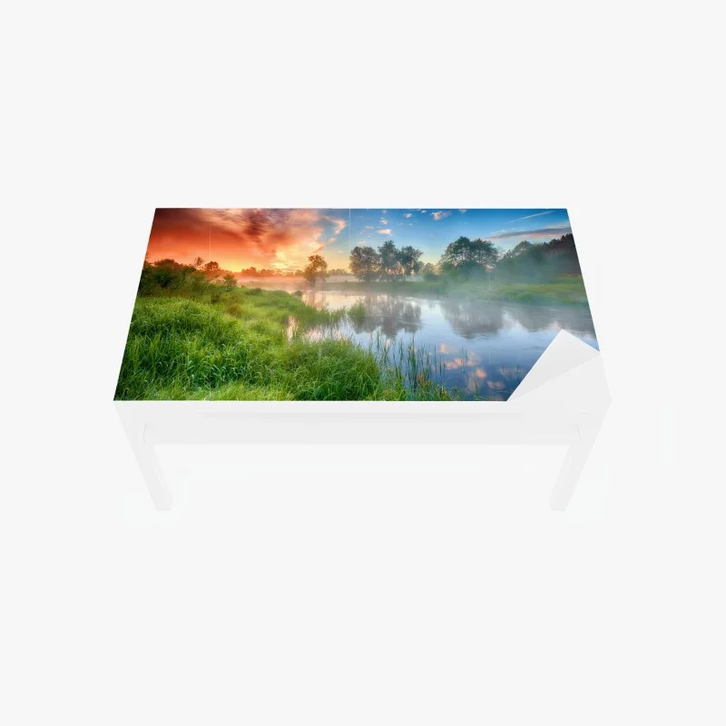 Naklejka na biurko i stół mgła o świcie nad brzegiem rzeki