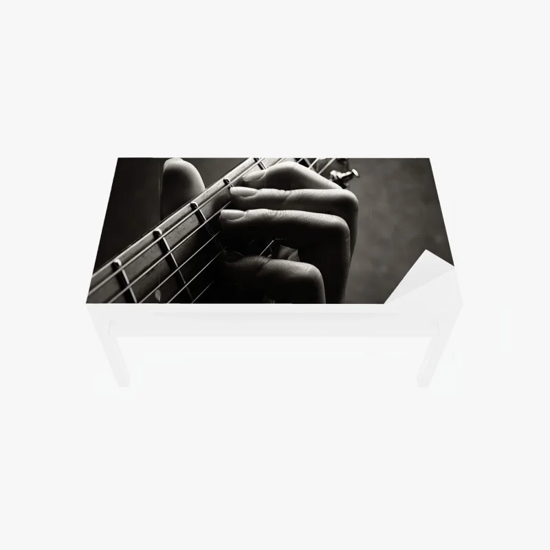 Naklejka na biurko i stół zbliżenie dłoni gitarzysty na gryfie