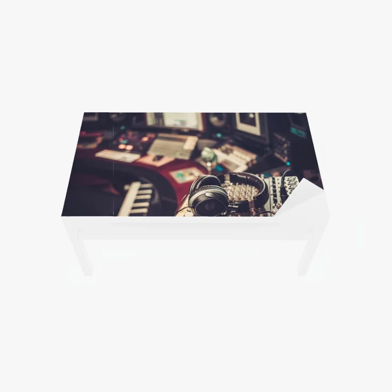 Naklejka na biurko i stół vintageowe studio nagraniowe przy konsoli mikserskiej