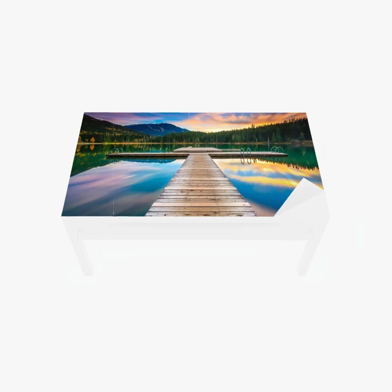 Naklejka na biurko i stół spokojne górskie jezioro o zachodzie słońca