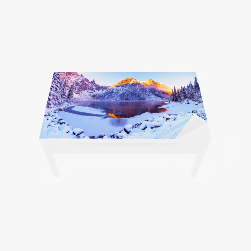 Naklejka na biurko i stół góry skąpane w świetle wschodu nad zamarzniętym jeziorem