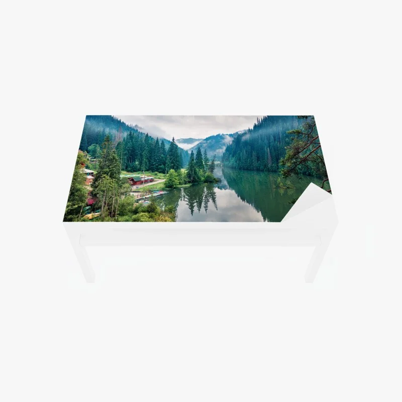 Naklejka na biurko i stół mglisty poranek nad Lacu Rosu