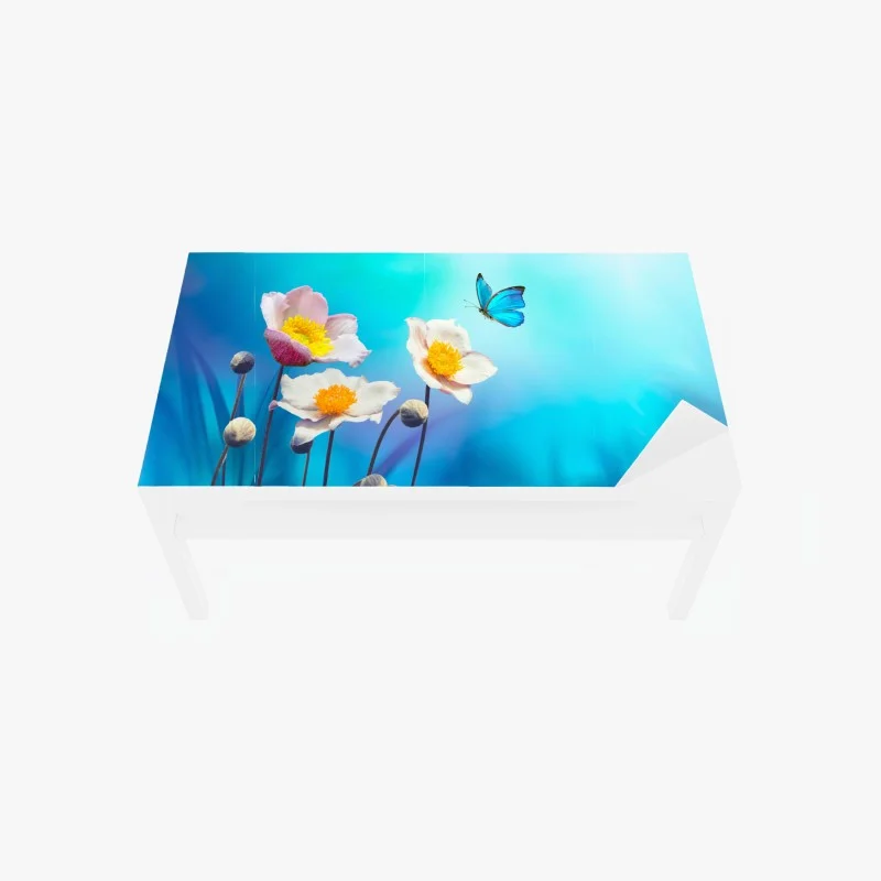 Naklejka na biurko i stół delikatne różowe anemony i niebieski motyl