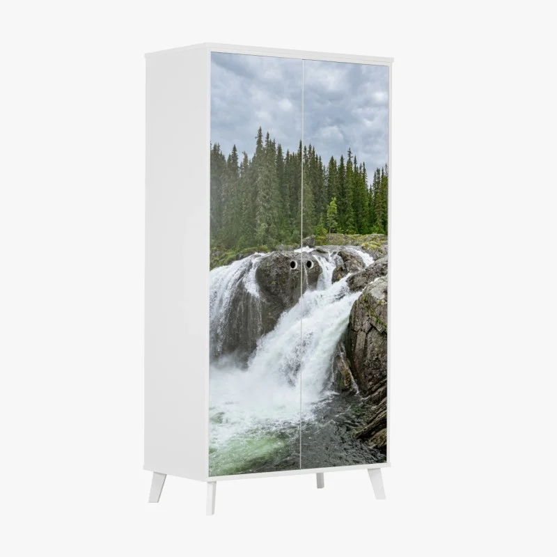 Naklejka na szafę mglisty wodospad w bujnym sosnowym lesie