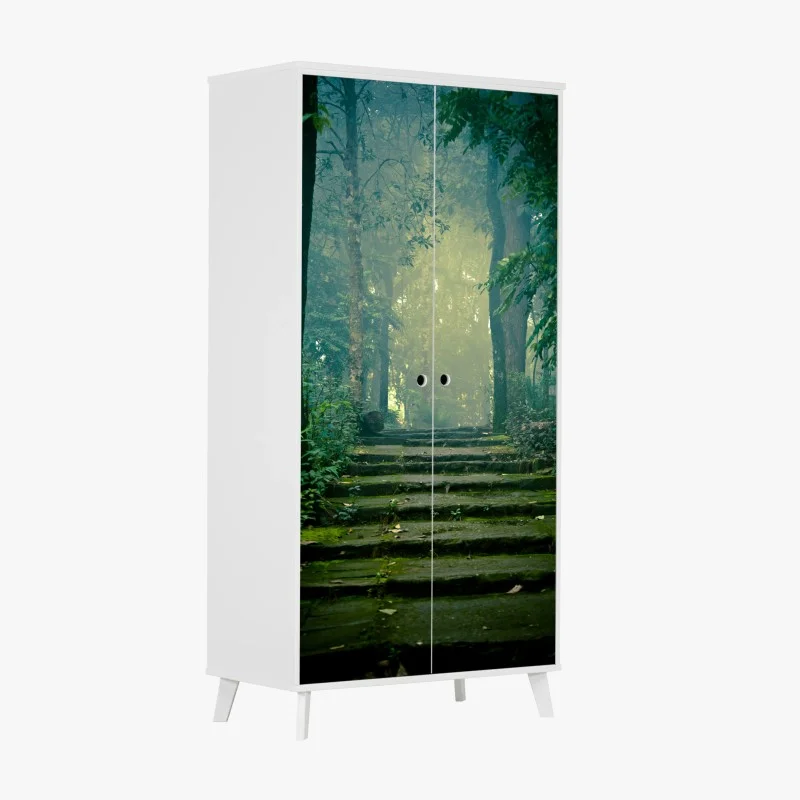 Naklejka na szafę mchowe kamienne schody do mglistego lasu