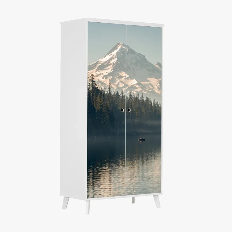 Naklejka na szafę śnieżna góra nad spokojnym jeziorem