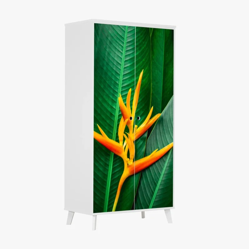 Naklejka na szafę żywa heliconia na zielonych liściach