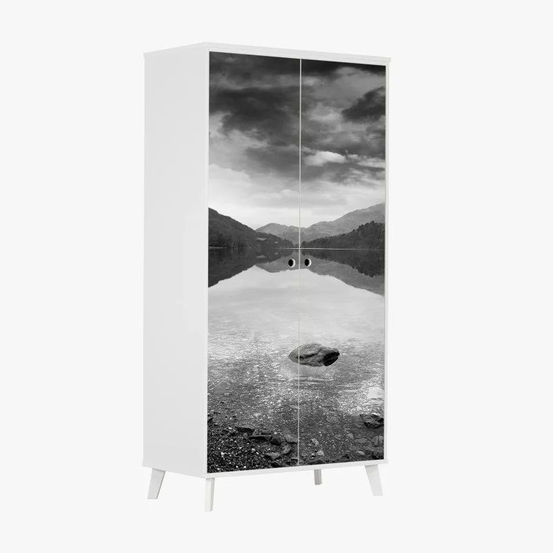 Naklejka na szafę spokojne jezioro z górskim odbiciem