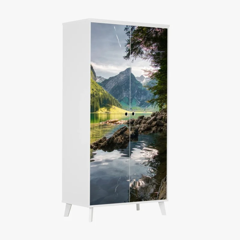 Naklejka na szafę spokojne górskie jezioro z odbiciami lasu