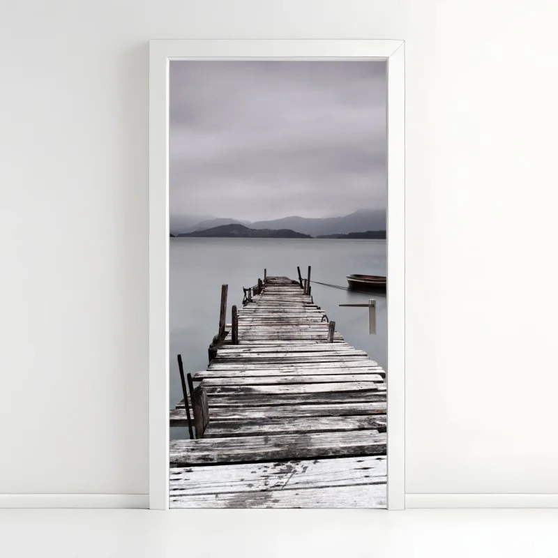 Naklejka na drzwi ciche drewniane molo nad spokojnym morzem