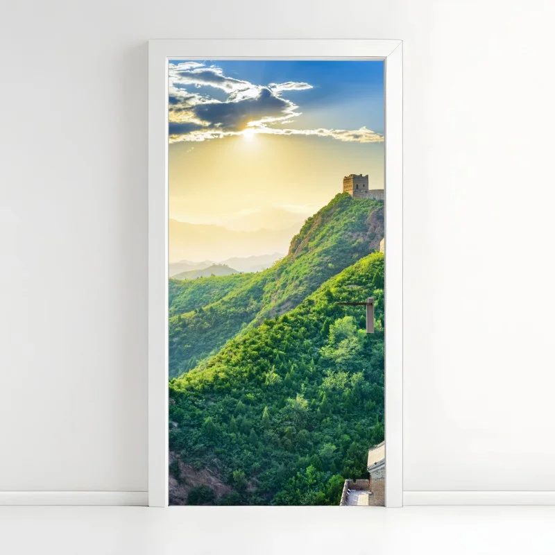 Naklejka na drzwi Wielki Mur o świcie nad zielonymi górami