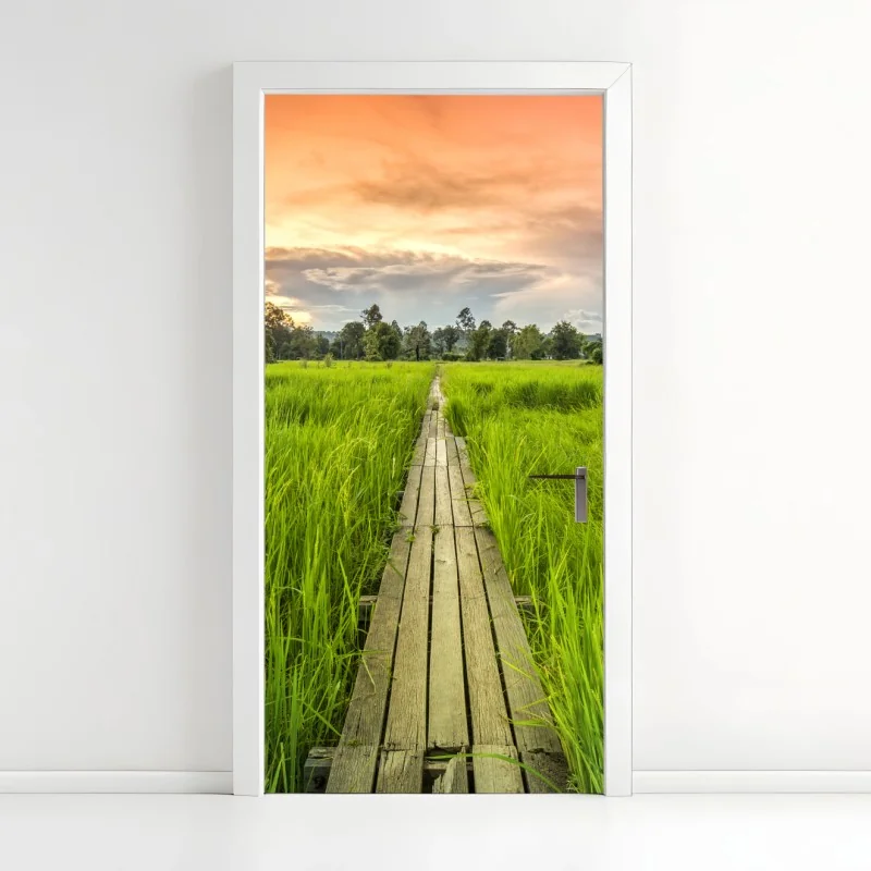 Naklejka na drzwi zachód słońca nad drewnianym mostem w Khonburi