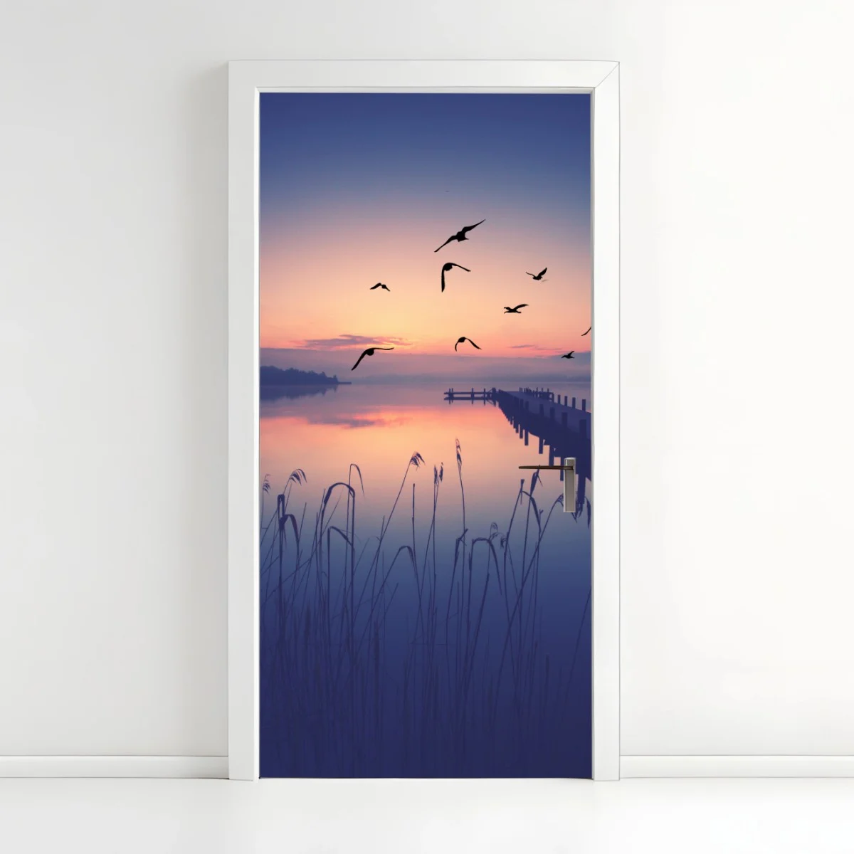Naklejka na drzwi spokojny wschód nad jeziorem z ptakami – Wallissimo® Naklejka na drzwi spokojny wschód nad jeziorem z ptakami – Wallissimo®