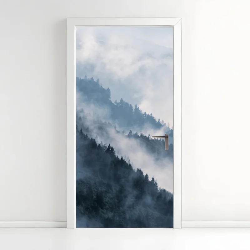 Naklejka na drzwi mglista górska panorama