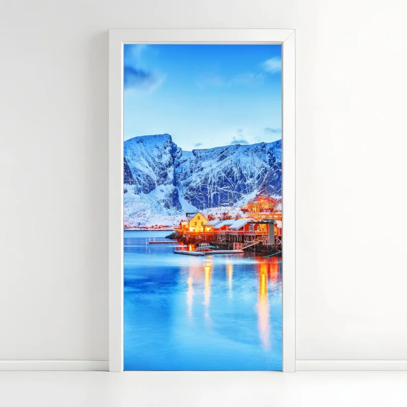 Naklejka na drzwi zaśnieżona nadmorska wioska u stóp gór