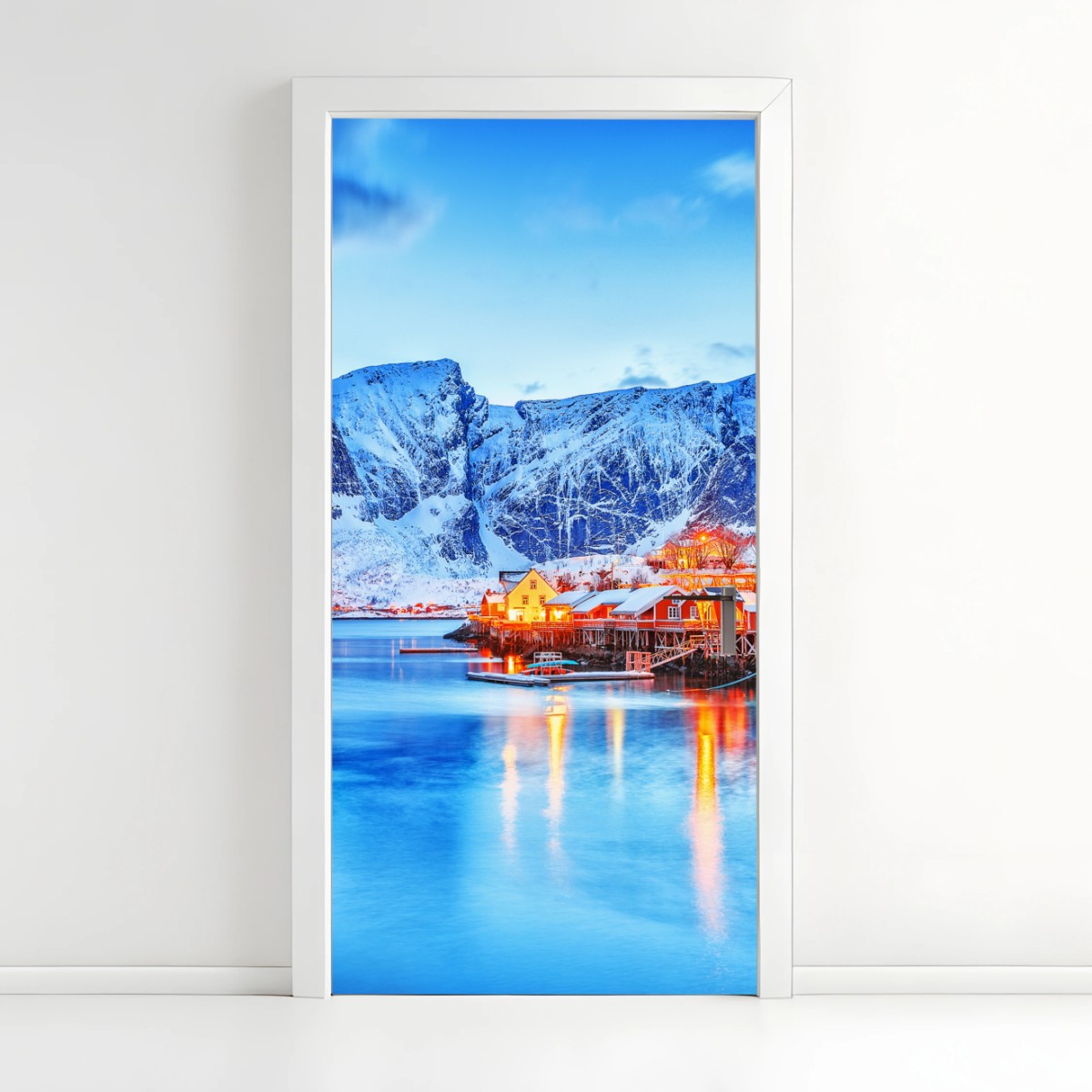 Naklejka na drzwi zaśnieżona nadmorska wioska u stóp gór – Wallissimo®