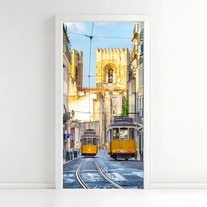 Naklejka na drzwi słoneczne tramwaje na zabytkowej ulicy Lizbony