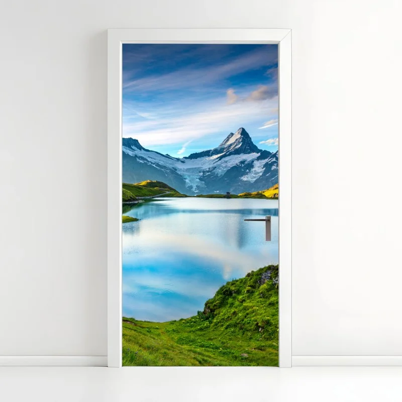 Naklejka na drzwi spokojne alpejskie jezioro pod szczytem Wetterhorn, Szwajcaria